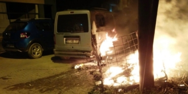 Park halindeki araçta yangın çıktı