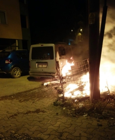 Park halindeki araçta yangın çıktı