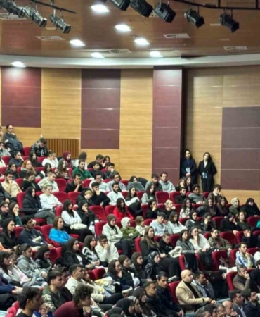 Türkiye’nin ilk deneyimsel test pilotu Özpala, öğrencilerle buluştu