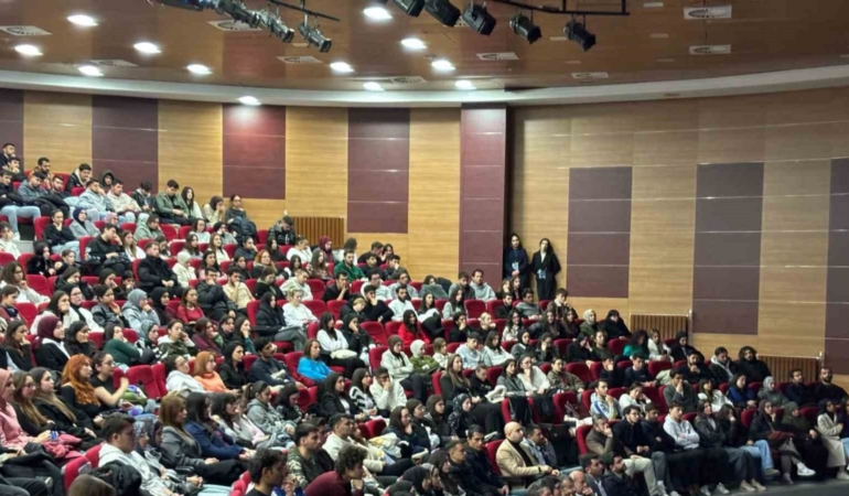 Türkiye’nin ilk deneyimsel test pilotu Özpala, öğrencilerle buluştu