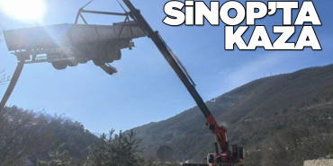 Sinop’ta tır şarampole devrildi