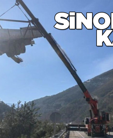 Sinop’ta tır şarampole devrildi