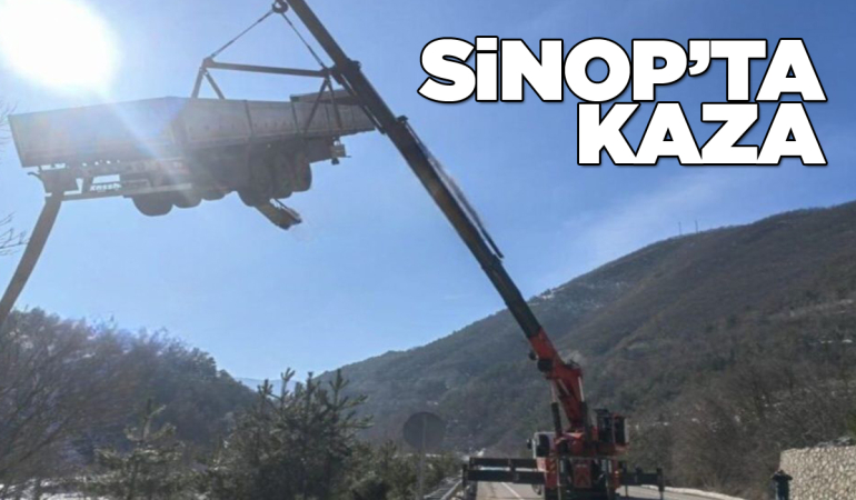 Sinop’ta tır şarampole devrildi