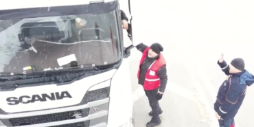 Sinop’ta kar nedeniyle ilerleyemeyen sürücülere ikram