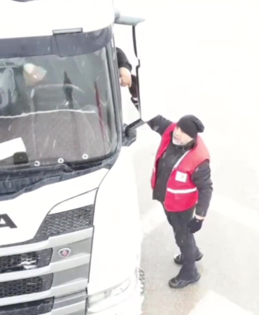 Sinop’ta kar nedeniyle ilerleyemeyen sürücülere ikram