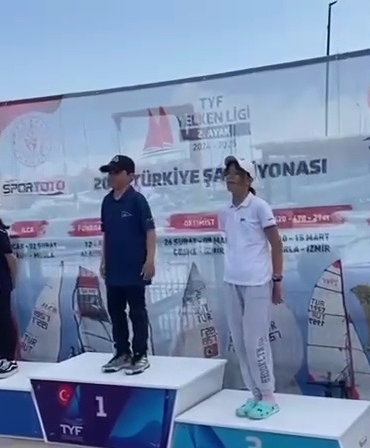 Sinoplu küçük yelkencilerden gururlandıran başarı