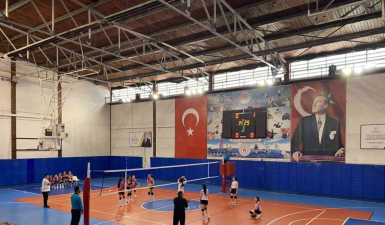 Voleybol küçükler grup müsabakaları Sinop’ta başladı