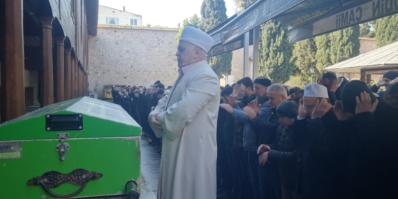 BABASININ CENAZE NAMAZINI KILDIRDI