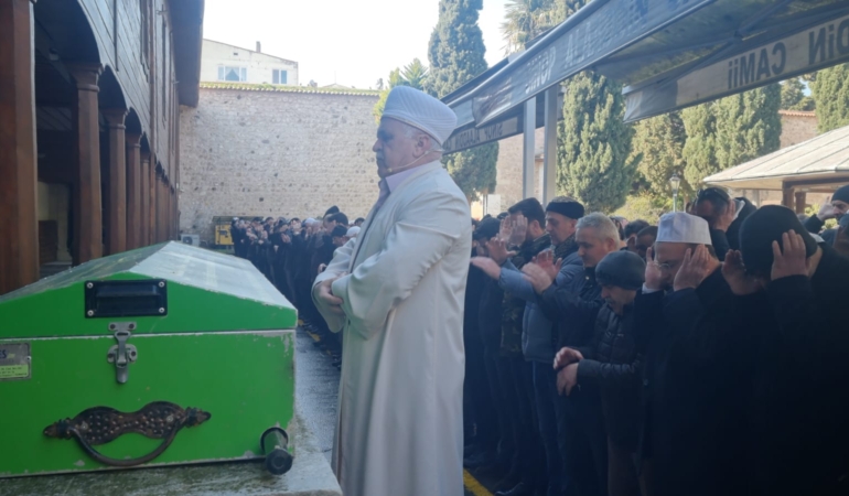 BABASININ CENAZE NAMAZINI KILDIRDI