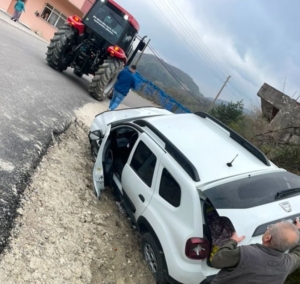 Sinop'ta otomobil şarampole devrildi