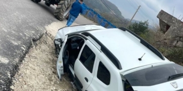 Sinop'ta otomobil şarampole devrildi