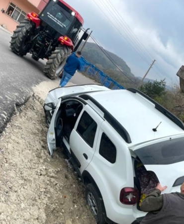 Sinop'ta otomobil şarampole devrildi