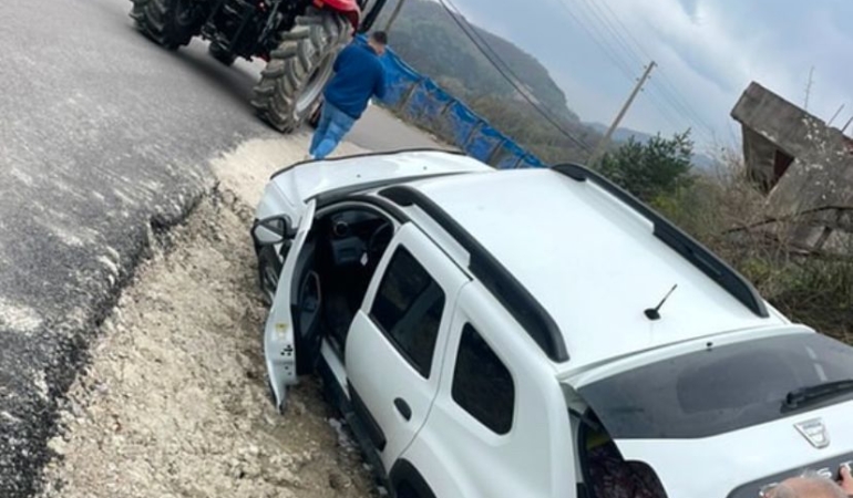 Sinop’ta otomobil şarampole devrildi