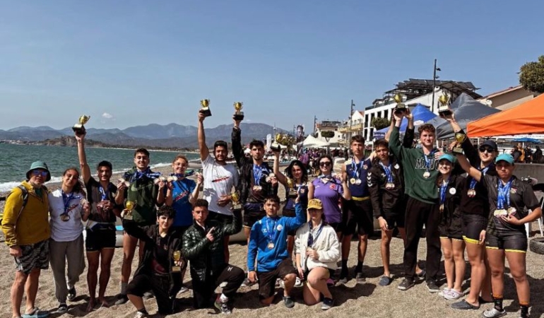 Sinoplu sporcular kupalarla döndü