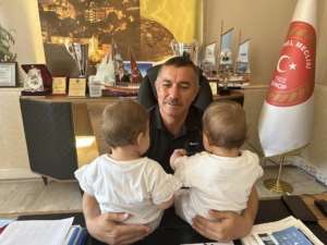 Başkan Üçüncüoğlu doğum gününü ikiz torunlarıyla kutladı