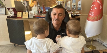 Başkan Üçüncüoğlu doğum gününü ikiz torunlarıyla kutladı