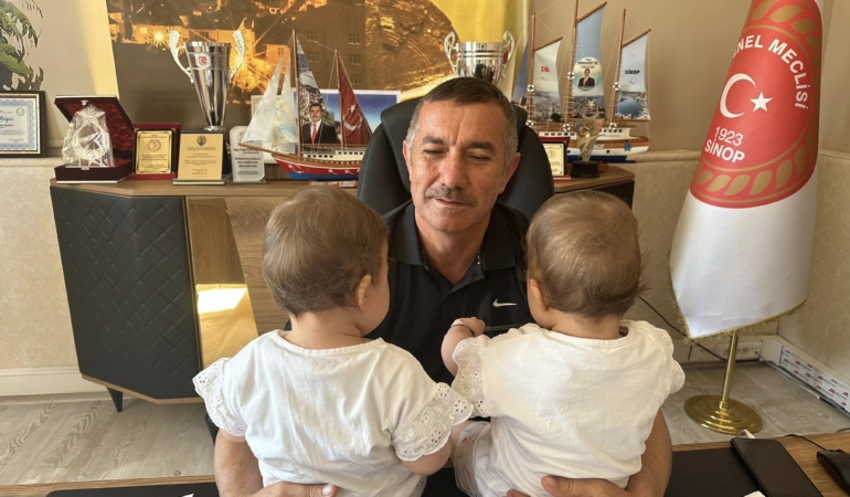 Başkan Üçüncüoğlu doğum gününü ikiz torunlarıyla kutladı