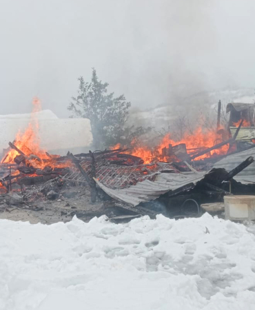Yangın kar ile söndürüldü
