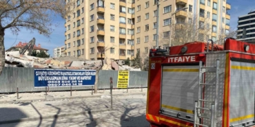 Yıkım aşamasındaki 6 katlı bina çöktü