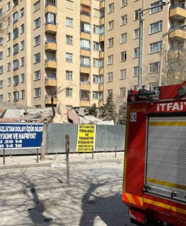 Yıkım aşamasındaki 6 katlı bina çöktü