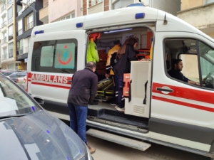 OTOMOBİL İLE MOTOSİKLET ÇARPIŞTI: 1 YARALI