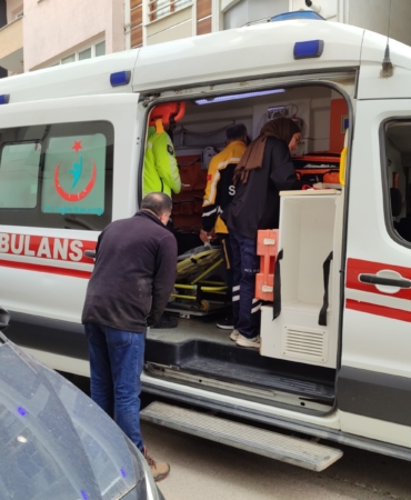 OTOMOBİL İLE MOTOSİKLET ÇARPIŞTI: 1 YARALI