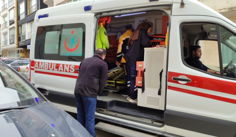 OTOMOBİL İLE MOTOSİKLET ÇARPIŞTI: 1 YARALI