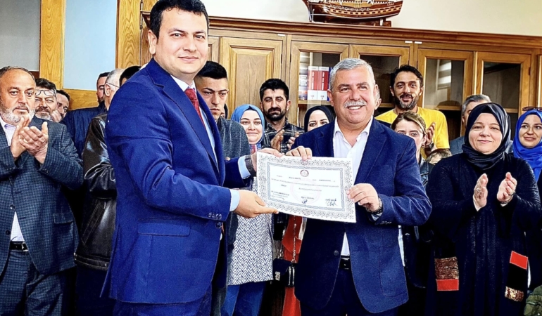 Sinop Milletvekili Nazım Maviş mazbatasını aldı