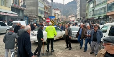 Erfelek'te iki otomobil çarpıştı