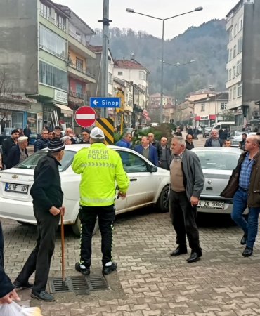 Erfelek'te iki otomobil çarpıştı