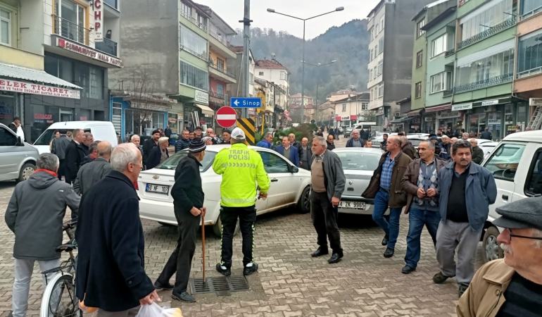 Erfelek’te iki otomobil çarpıştı