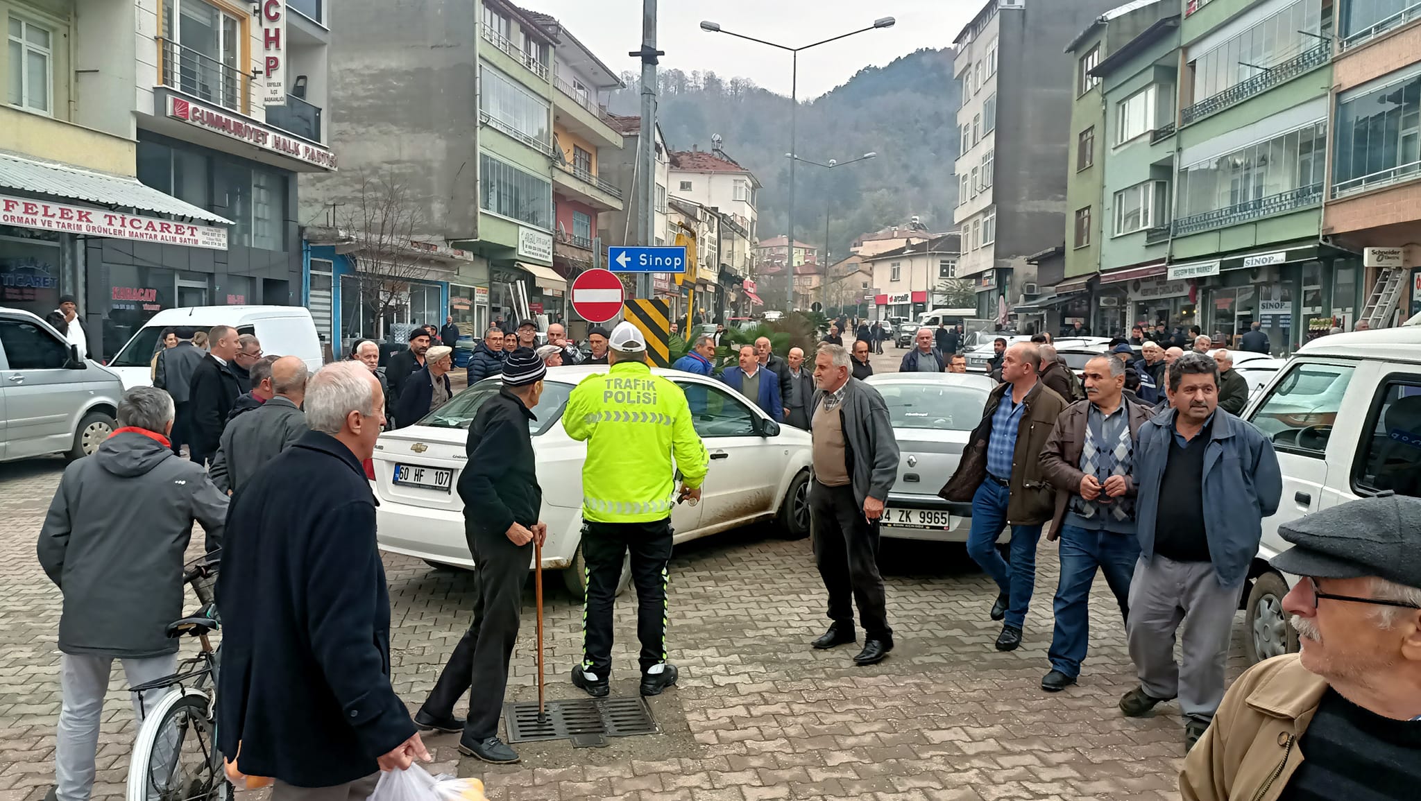 Erfelek'te iki otomobil çarpıştı