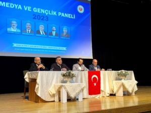 Tanınmış gazeteciler Boyabat'ta gençlerle buluştu