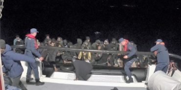 46 düzensiz göçmen lastik bot içinde yakalandı