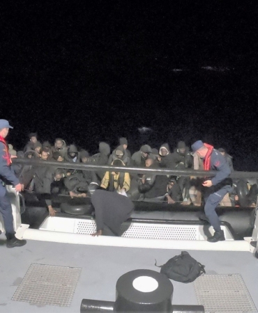 46 düzensiz göçmen lastik bot içinde yakalandı