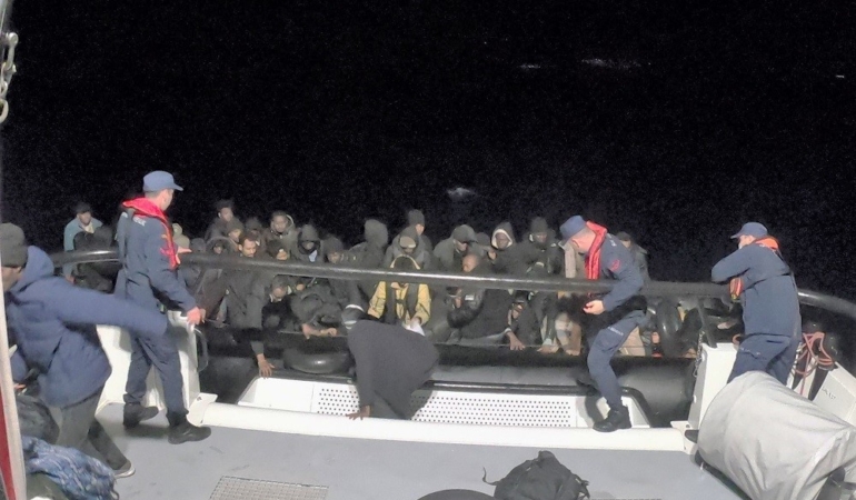 46 düzensiz göçmen lastik bot içinde yakalandı