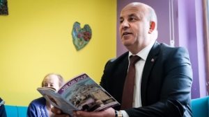 Başkan Gürbüz huzurevi sakinlerine şiir okudu