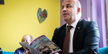Başkan Gürbüz huzurevi sakinlerine şiir okudu