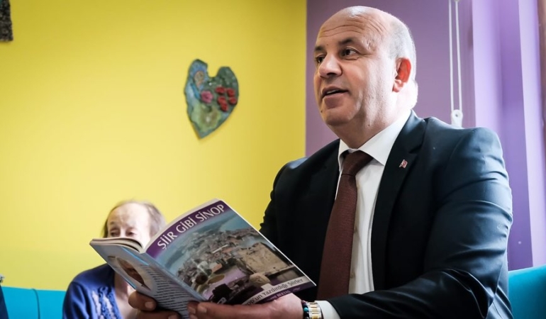 Başkan Gürbüz huzurevi sakinlerine şiir okudu