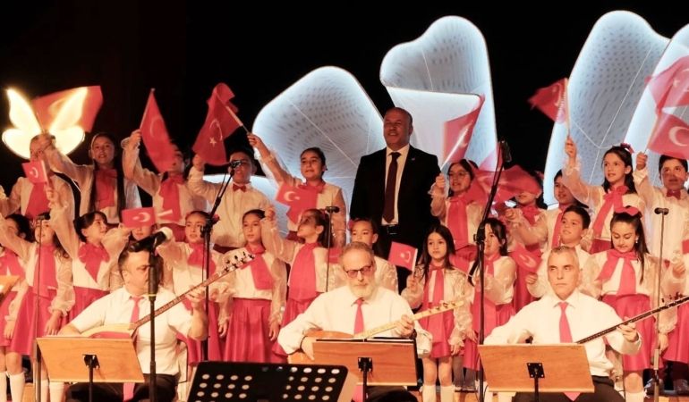 Başkan Gürbüz, konserde çocuklara eşlik etti