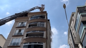 5 katlı binanın zemin katında yangın çıktı