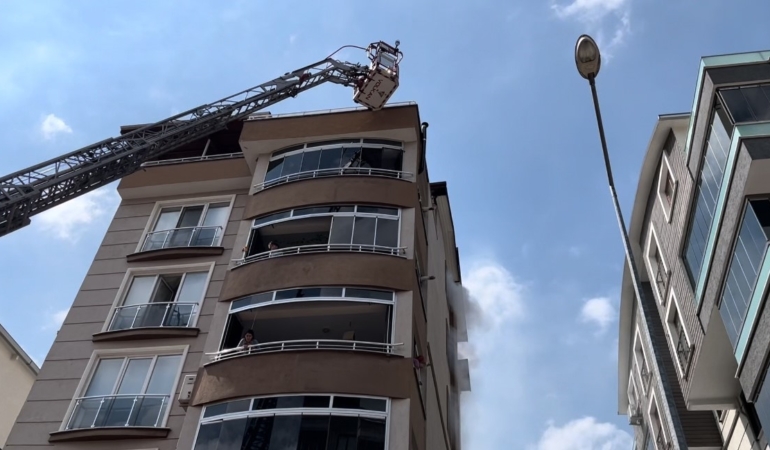 5 katlı binanın zemin katında yangın çıktı