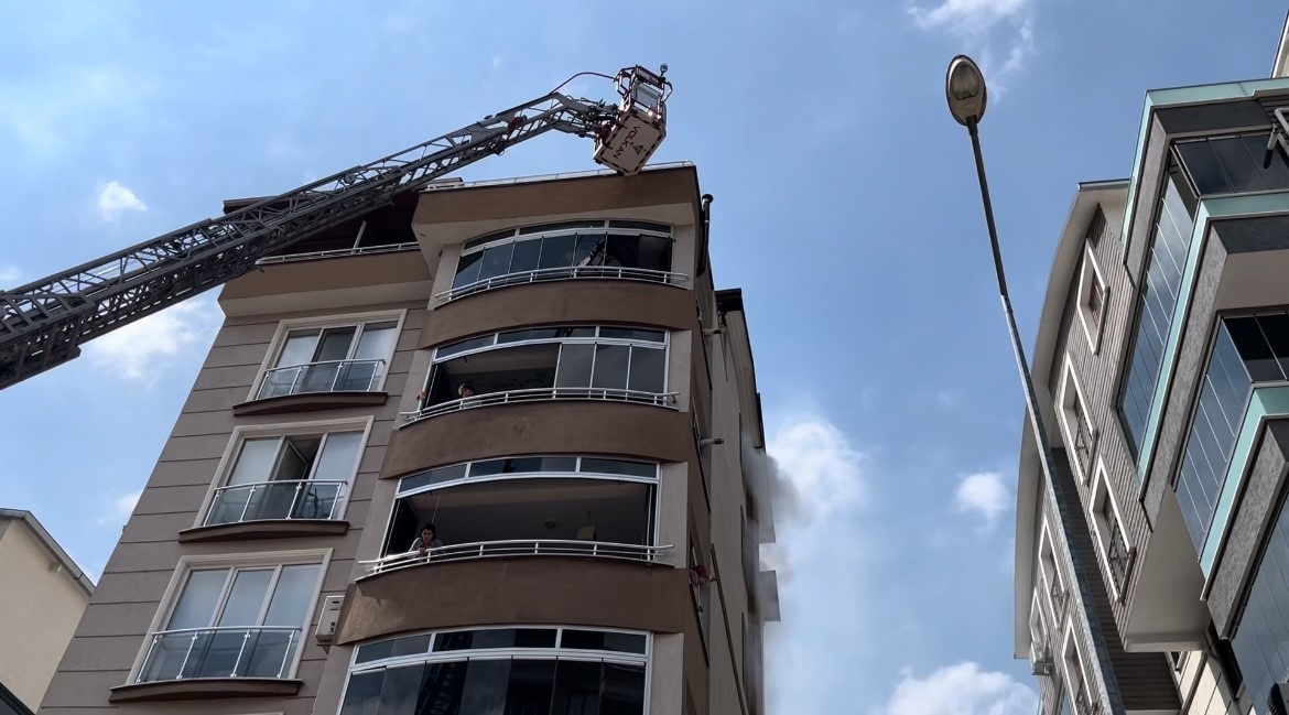 5 katlı binanın zemin katında yangın çıktı
