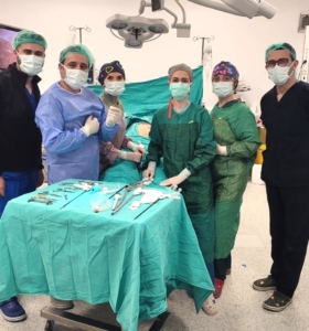 SİNOP’TA 17 YAŞINDAKİ BİR HASTANIN KALIN BAĞIRSAĞINI DELEN KÜRDAN KAPALI YÖNTEMLE ÇIKARILDI