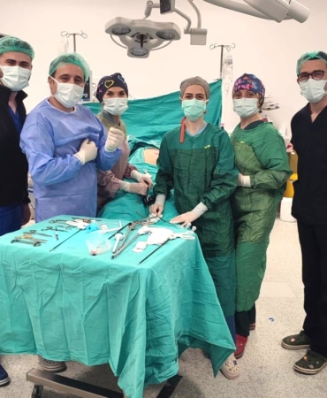SİNOP’TA 17 YAŞINDAKİ BİR HASTANIN KALIN BAĞIRSAĞINI DELEN KÜRDAN KAPALI YÖNTEMLE ÇIKARILDI