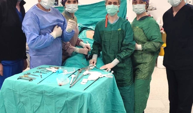 SİNOP’TA 17 YAŞINDAKİ BİR HASTANIN KALIN BAĞIRSAĞINI DELEN KÜRDAN KAPALI YÖNTEMLE ÇIKARILDI