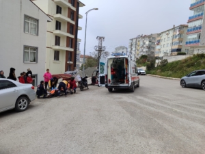 SİNOP’TA 3 TEKERLEKLİ MOTOSİKLET DEVRİLDİ: 2 YARALI