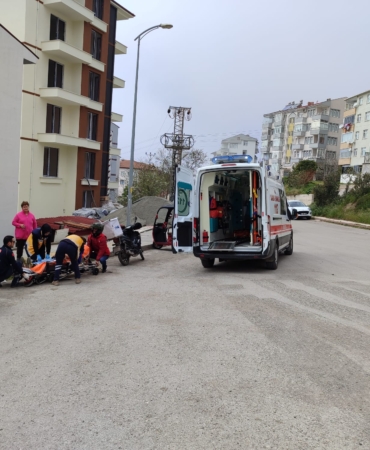 SİNOP’TA 3 TEKERLEKLİ MOTOSİKLET DEVRİLDİ: 2 YARALI