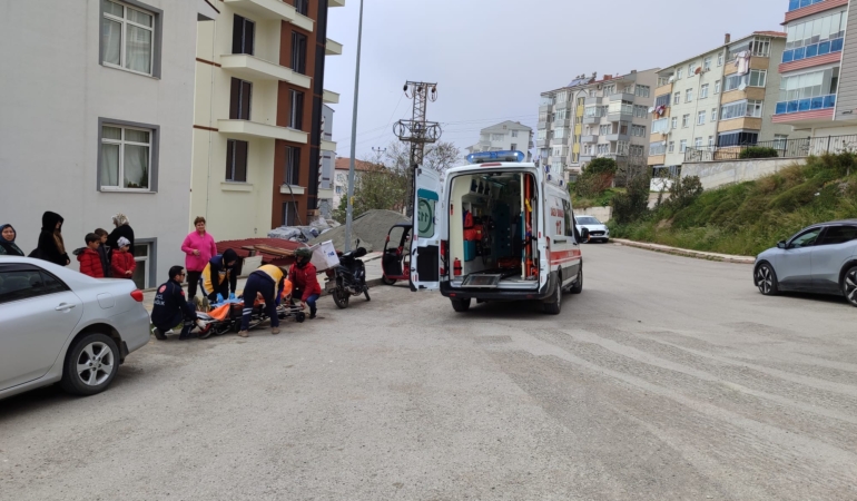 SİNOP’TA 3 TEKERLEKLİ MOTOSİKLET DEVRİLDİ: 2 YARALI