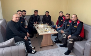 İtfaiye personeli, göçük altından kurtardıkları vatandaşı ziyaret etti